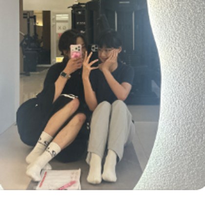여성 전문 트레이너와 PT 회원이 함께 찍은 후기 사진